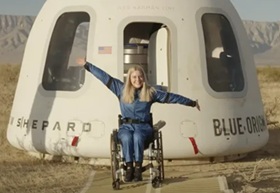 Michaela Benthaus pozuoja po nusileidimo